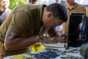 Usyk visits wounded National Guard soldiers at medical center 