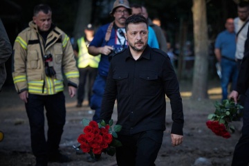 ゼレンシキー宇大統領、キーウ市内のミサイル着弾地点を訪れ献花