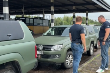 Estland übergibt 22 Polizeiautos an die Ukraine