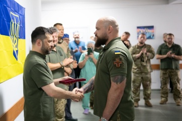 Zelensky otorga condecoraciones estatales a los médicos de combate que trabajan en la región de Járkiv
