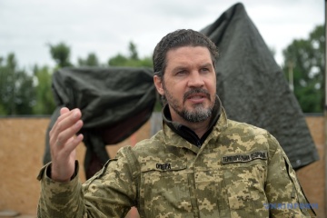 Небо Києва захищає оперний співак