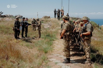 Budanow inspiziert Verteidigungsstellungen der HUR auf Schlangeninsel und Gasförderplattformen im Schwarzen Meer