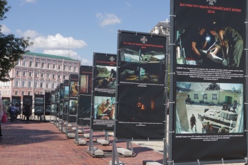 У Києві відкрилася фотовиставка «Дні пам’яті героїв Іловайської битви 2014»