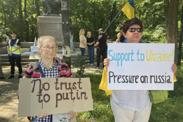 ウクライナ軍人の親族、キーウの米大使館前で集会開催