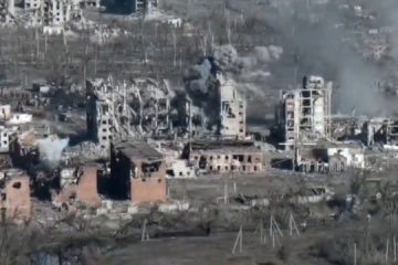 Russische Armee stürmt die komplett zerstörte Stadt Wowtschansk- Militär