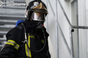 L`incendie dans une entreprise, causé par une attaque russe, a été éteint à Moukatchevo