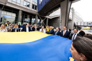 30-meter Ukrainian flag unfurled in front of European Parliament