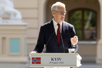 ストーレ・ノルウェー首相、多数の死傷者の出たキーウ市内の露軍ミサイル着弾地点を訪問