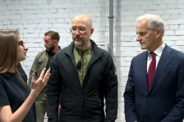 En Ukraine, le Premier ministre norvégien visite une entreprise de production de drones