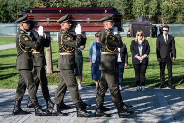 ゼレンシキー宇大統領、新しい軍記念墓地での兵士埋葬式に出席