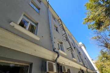 Un edificio administrativo e instituciones médica y educativa dañados por el bombardeo ruso del centro de Jersón