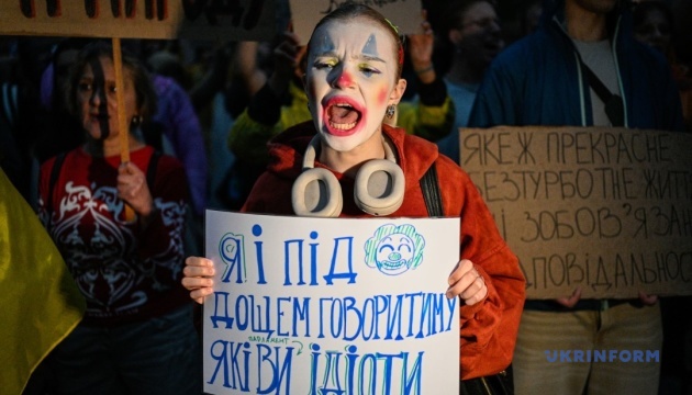 Комбінована атака на Київ, протести за НАБУ і САП та льодовий парахокей