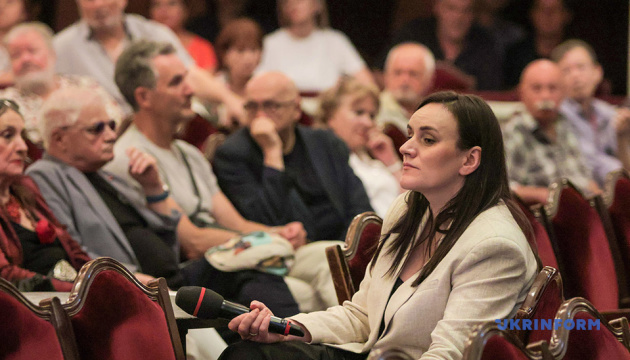 Бережна зустрілася з колективом театру Лесі Українки