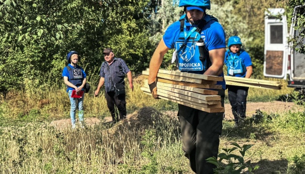 В Оріхові росіяни атакували FPV-дроном волонтерів місії «Проліска» В Оріхові росіяни атакували FPV-дроном волонтерів місії «Проліска»