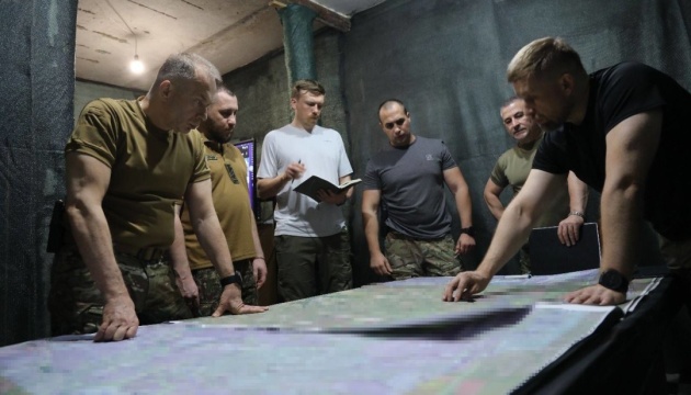 Росіяни нарощують зусилля для захоплення ключових агломерацій на трьох донецьких напрямках - Сирський