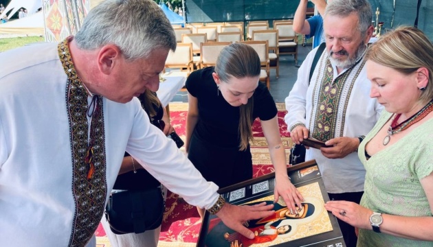 На Прикарпатті представили ікону Крилоської Богородиці, яку науковці створили для людей з порушенням зору