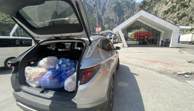 У Грузії громада зібрала допомогу для українців, що застрягли на кордоні