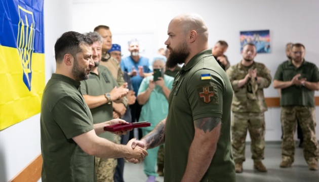 Zelensky otorga condecoraciones estatales a los médicos de combate que trabajan en la región de Járkiv