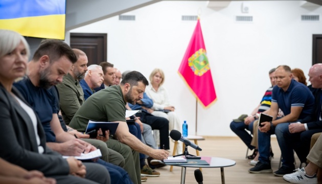 На підприємствах прифронтових громад можуть почати бронювати більше працівників - Зеленський