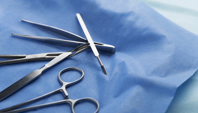 У Києві оголосили підозру хірургу приватної клініки, який провів онкохворій підтяжку грудей