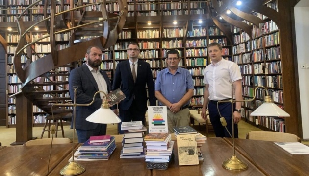 «Українську книжкову поличку» відкрили в угорському місті Дюлі