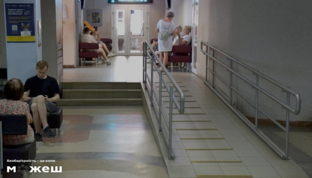 Впровадження безбар'єрності: у ЦНАПах на Сумщині використовують 24 мобільні кейси