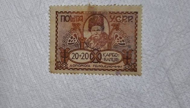 Митники передали до Чернівецького музею колекцію старовинних марок, монет та медалей