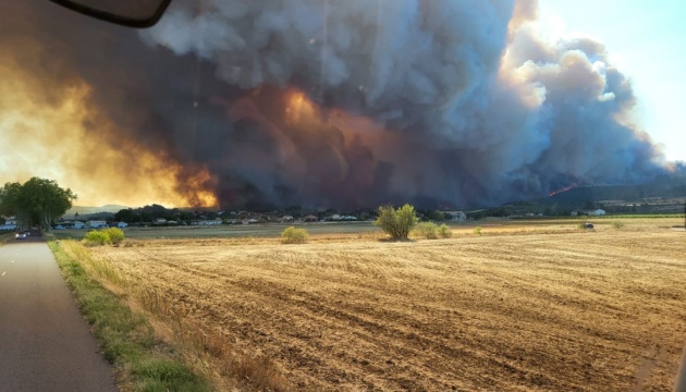 На півдні Франції вирує лісова пожежа - найбільша з початку літа