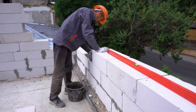 В Одесі відновлюють будинок, пошкоджений російськими обстрілами