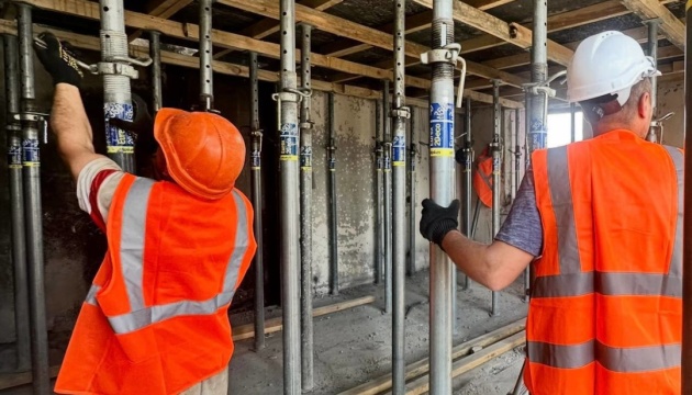 У Харкові відновлюють пошкоджену внаслідок обстрілів багатоповерхівку