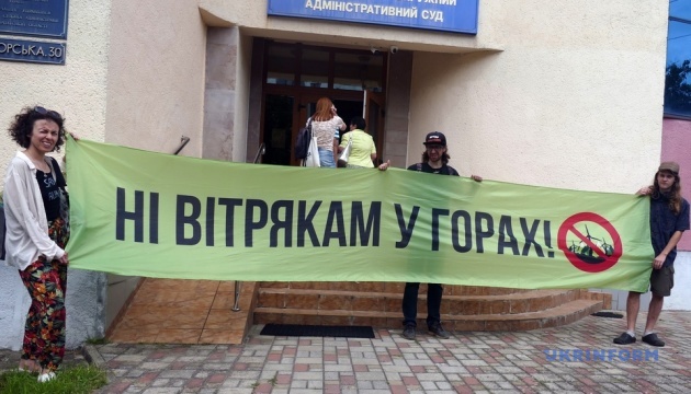 В Ужгороді активісти пікетували суд у справі забудови полонини Руної