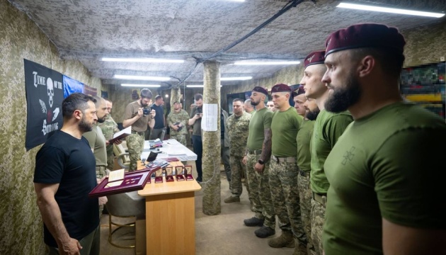 Президент відзначив воїнів 80-ї десантно-штурмової бригади