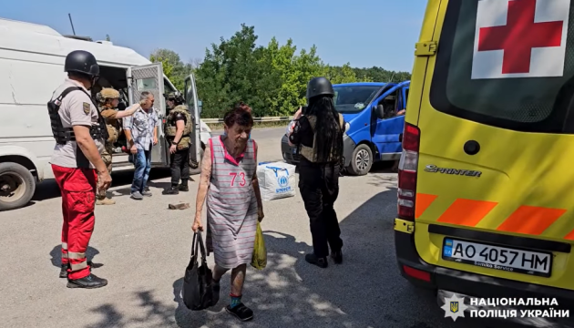 «Білі янголи» евакуювали з Лиманської громади 11 літніх людей