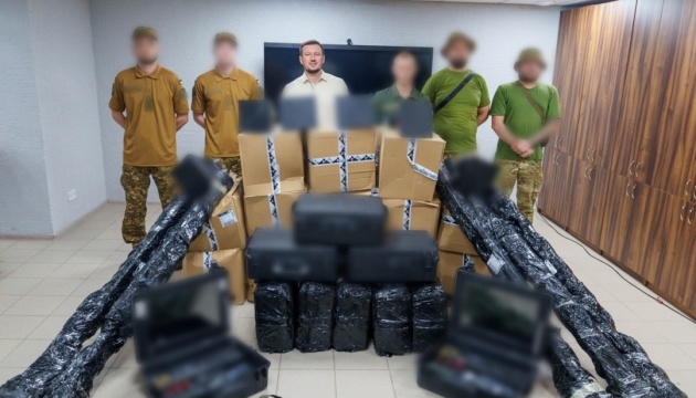 Громади Херсонщини передали захисникам партію з десяти наземних станцій для безпілотників