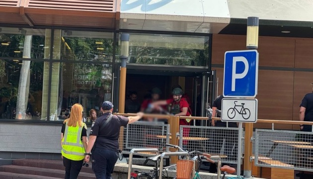 Стрілянина у Черкасах: з McDonald's вивезли пораненого чоловіка - ЗМІ