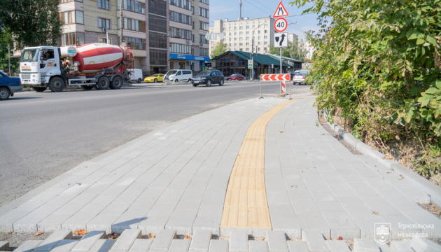 У Тернополі облаштовують безбар’єрний тротуар на вулиці Торговиці