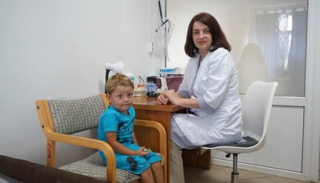 Закарпатські медики врятували зір трирічному хлопчику, який заклеїв собі очі суперклеєм