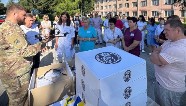 Рівненська обласна клінічна лікарня передала військовим 22 ударні FPV-дрони