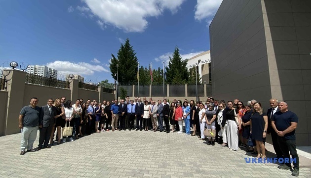 В Анкарі вручили посвідчення закордонних українців представникам кримськотатарської діаспори