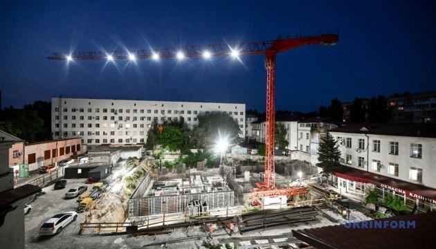 У Запоріжжі зводять хірургічний корпус для обласної дитячої лікарні: будують навіть уночі