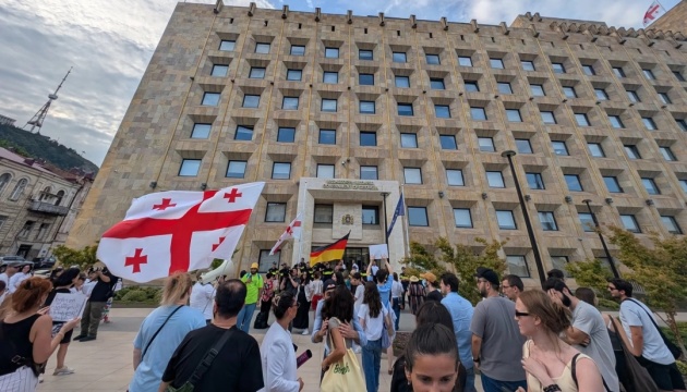 У Тбілісі біля будівлі уряду Грузії відбулася акція під гаслом «Війну розпочала Росія»