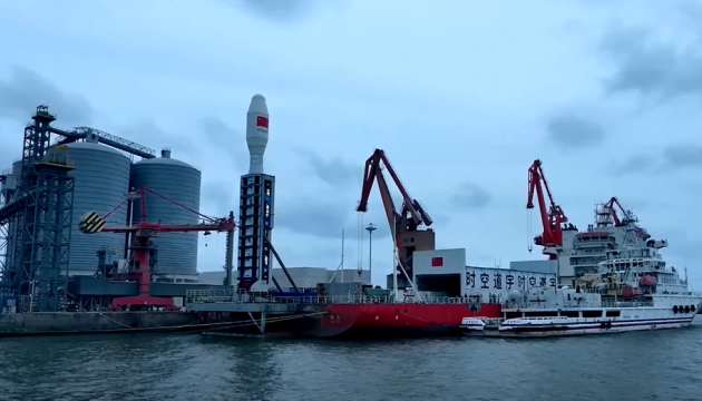 Китай запустив у космос групу супутників із морської платформи