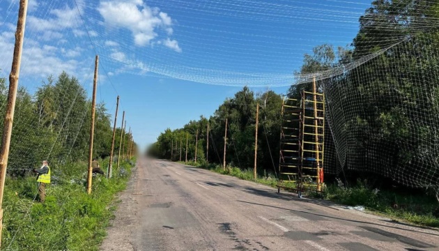 На Сумщині облаштували десятки кілометрів антидронового укриття для захисту доріг
