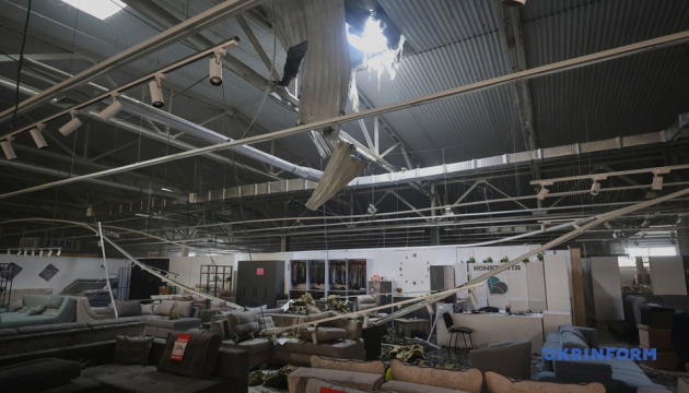 У Харкові ворожий дрон поцілив у меблевий магазин, шестеро постраждалих