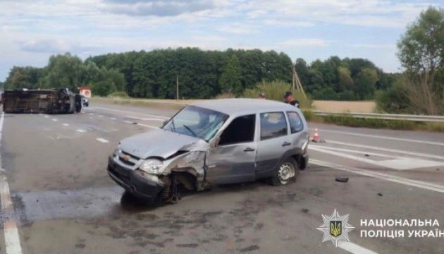 На Чернігівщині внаслідок ДТП перекинувся мікроавтобус, 13 постраждалих