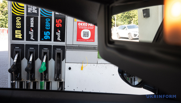 Бензин дешевшає: які ціни на АЗС України