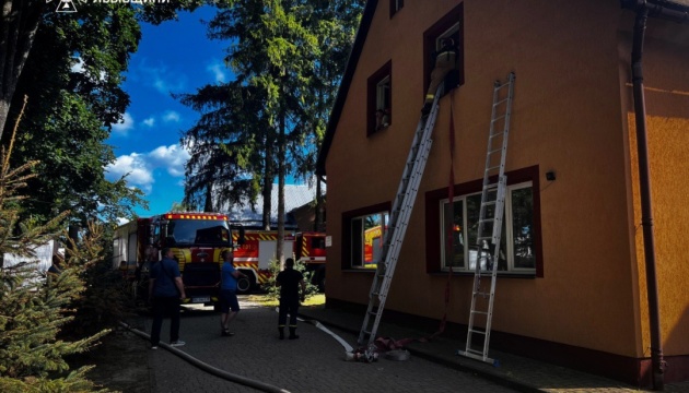 Біля Львова сталася пожежа в пансіонаті для літніх, врятували 65 людей