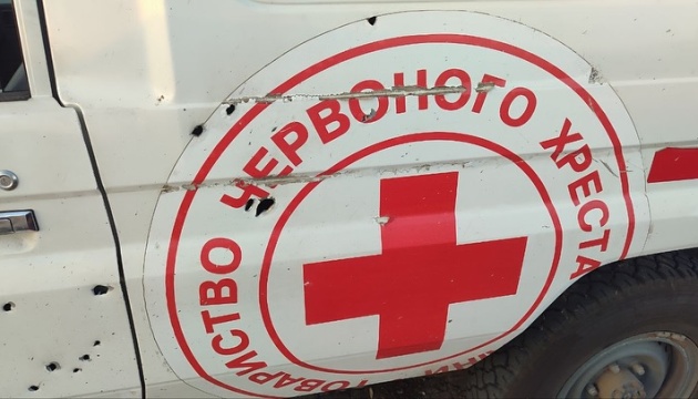 Росіяни атакували в Херсоні волонтерів Червоного Хреста - пошкоджений автомобіль