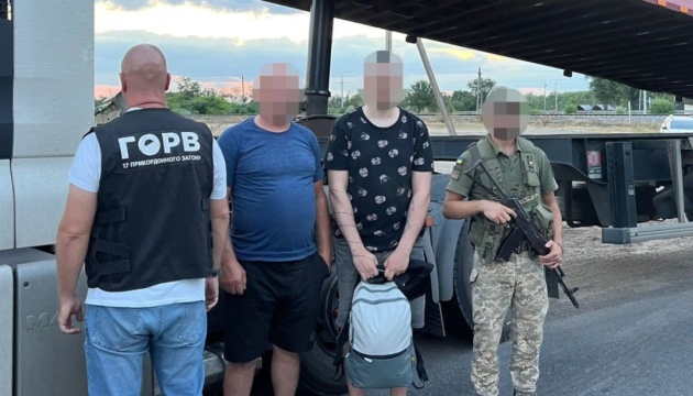 На Одещині прикордонники виявили у вантажівках трьох ухилянтів, які ховалися у шахтах гідроциліндрів