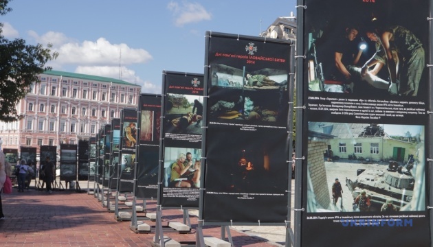 У Києві відкрилася фотовиставка «Дні пам’яті героїв Іловайської битви 2014»